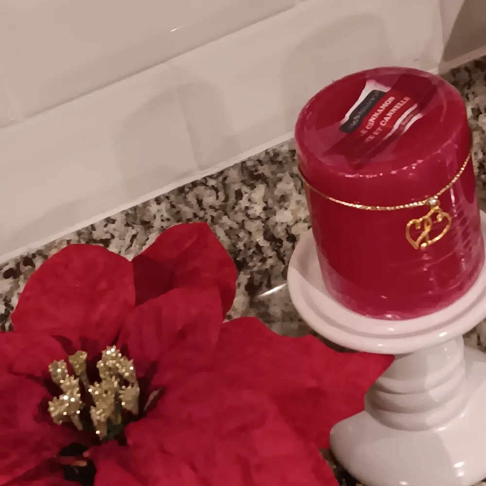 White Ceramic Holders & Red Scented Accent Candles Set NEW! - Picture 2 of 11